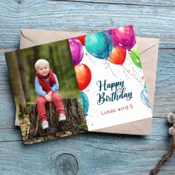 Einladungskarte zum Geburtstag mit Wunschdaten und bunten Luftballons