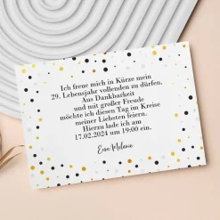 Einladungskarte zum Geburtstag mit goldfarbenem Konfettimotiv