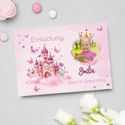 Einladungskarte zum Kindergeburtstag mit Wunschdaten, Prinzessinnen-Motiv und Schloss
