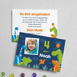 Einladungskarte zum Kindergeburtstag mit Dinosaurier-Motiv und Foto