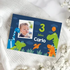 Einladungskarte zum Kindergeburtstag mit Dinosaurier-Motiv und Foto