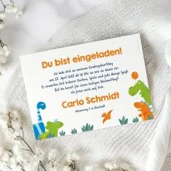 Einladungskarte zum Kindergeburtstag mit Dinosaurier-Motiv und Foto