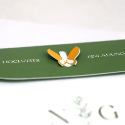 Einladungskarte zur Hochzeit mit Schmetterlingsverschluss