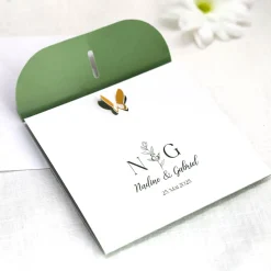 Einladungskarte zur Hochzeit mit Schmetterlingsverschluss