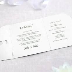 Einladungskarte zur Hochzeit mit Schleifen-Verschluss & in verschiedenen Farben auswählbar