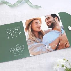 Einladungskarte zur Hochzeit mit Schleifen-Verschluss & in verschiedenen Farben auswählbar