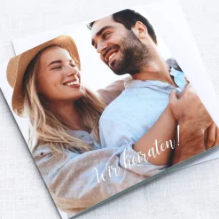 Einladungskarte zur Hochzeit mit Schleifen-Verschluss & in verschiedenen Farben auswählbar