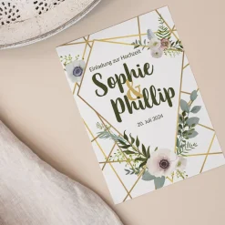 Einladungskarte zur Hochzeit mit goldenem Blumenmotiv