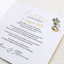 Einladungskarte zur Hochzeit mit Blütenkranz und rundem Anhänger