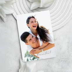 Einladungskarte zur Hochzeit mit kleinem weißen Herz