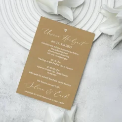 Einladungskarte zur Hochzeit mit kleinem weißen Herz