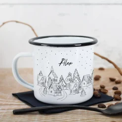 Emailletasse mit verschneiter Stadt und Ihrem Wunschnamen bedruckt