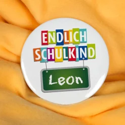 Endlich Schulkind - Button mit Wunschname, 56 mm