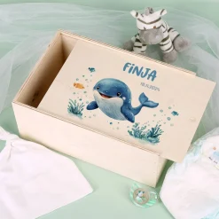 Erinnerungsbox mit Wal, Wunschname und Geburtsdatum