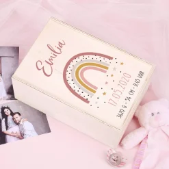 Erinnerungsbox zur Geburt mit Regenbogen für Mädchen