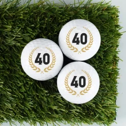 3er Set Golfbälle personalisiert mit Zahl im Lorbeerkranz | Geschenk zum Geburtstag oder Jubiläum
