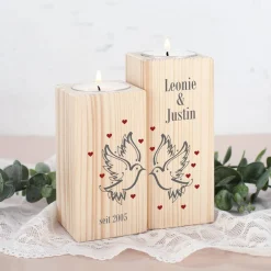2er Set Teelichthalter aus Holz mit Tauben, Namen und Datum