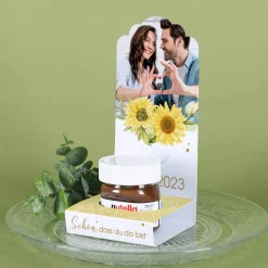 Faltaufsteller "Schön, dass du da bist" mit Sonnenblumen, persönlichem Foto und Datum