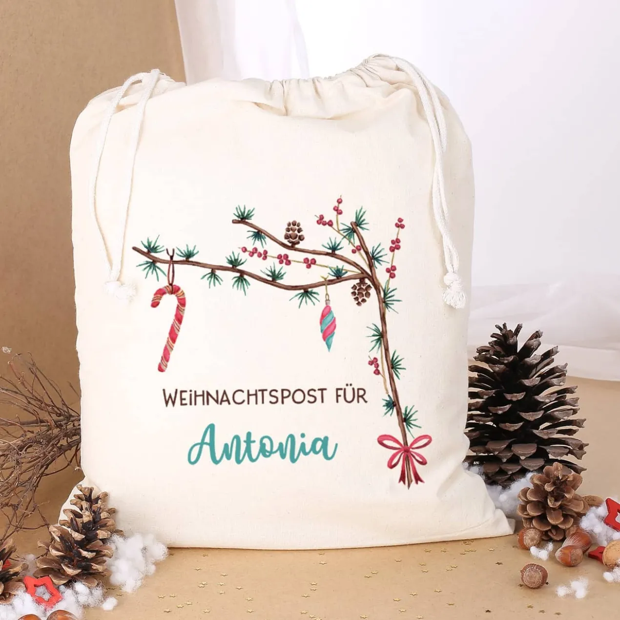 Festlicher Geschenksack mit Zweigen und Wunschtext