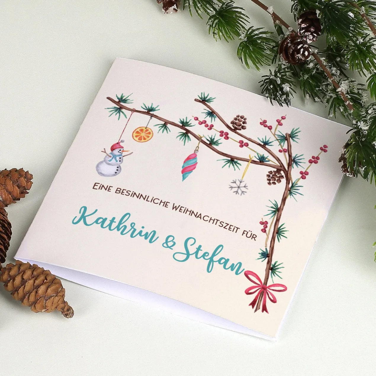 Festliche Weihnachtskarte mit Zweigen und Ihrem Wunschtext