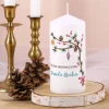 Festliche Weihnachts-Kerze mit Zweigen und Wunschtext