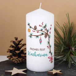 Festliche Weihnachts-Kerze mit Zweigen und Wunschtext