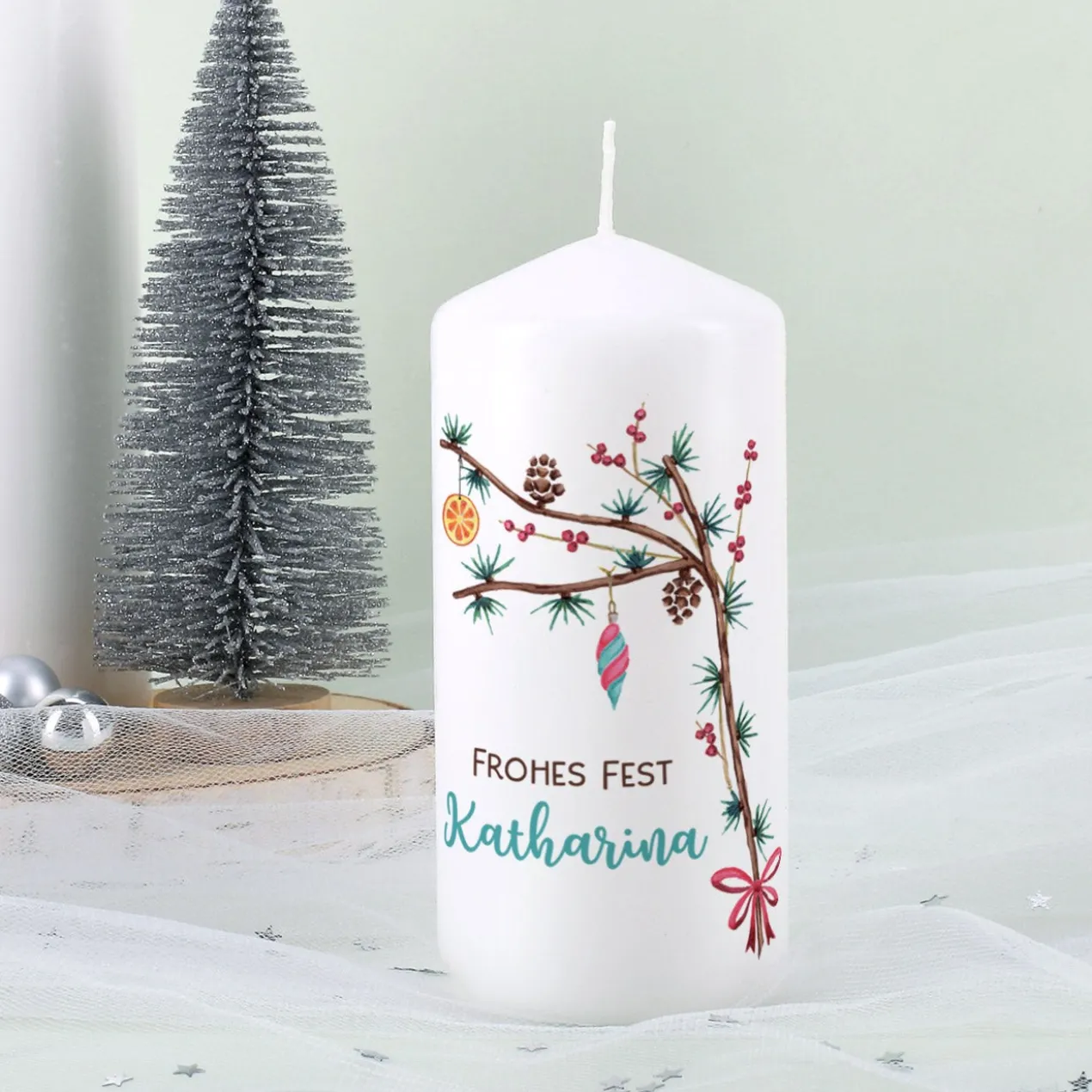 Festliche Weihnachts-Kerze mit Zweigen und Wunschtext