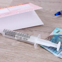 Finanzspritze mit Glückwunschkarte