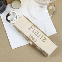 Flaschenöffner aus Holz mit Namensgravur und Jahr