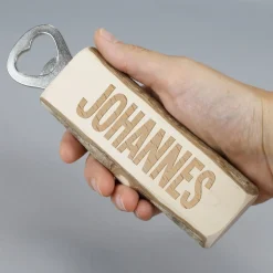 Flaschenöffner aus Naturholz mit Name personalisiert