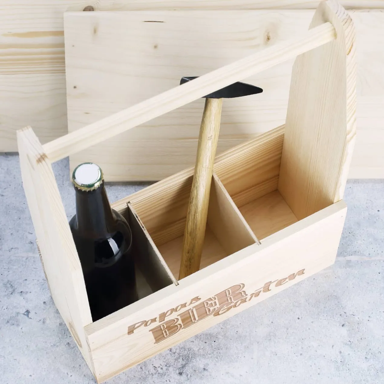 Flaschenträger als DIY Biergarten mit persönlicher Gravur