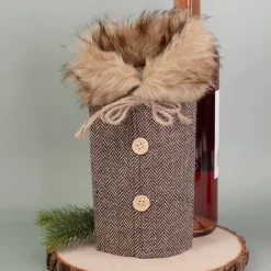 Flaschenverpackung in Mantel-Optik mit Pelzkragen
