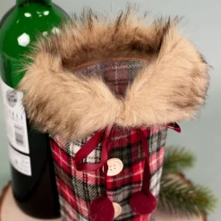 Flaschenverpackung in Mantel-Optik mit Pelzkragen