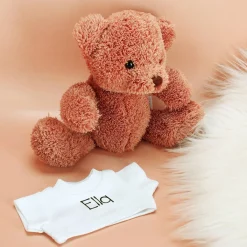 Flauschiger Kuschelbär mit Name auf weißem T-Shirt