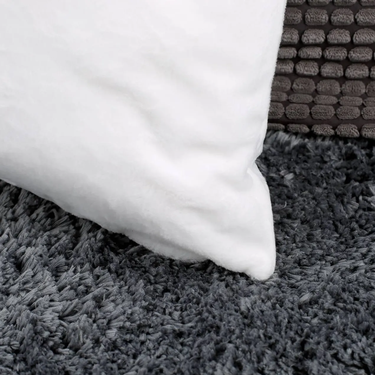 Flauschiges Kuschelkissen mit Dinos und Ihrem Wunschnamen