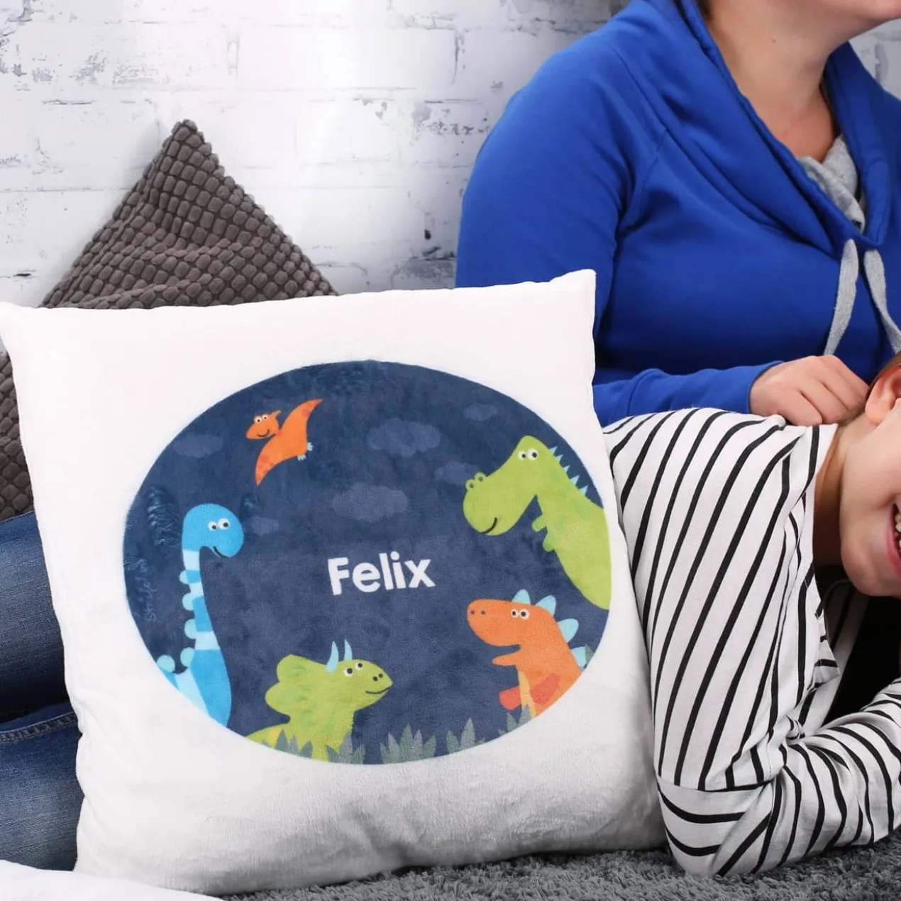 Flauschiges Kuschelkissen mit Dinos und Ihrem Wunschnamen