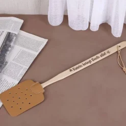 Fliegenklatsche mit Gravur eines Namens - kriegt Euch alle!