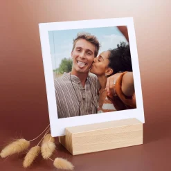 Fotoaufsteller mit 13 Fotos im Polaroid Stil