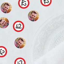 Fotokonfetti zum Geburtstag mit Verkehrszeichen und Ihrem Lieblingsbild