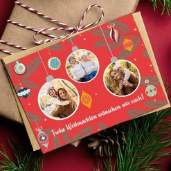 Foto-Postkarte mit Christbaumkugel Motiv und Wunschtext