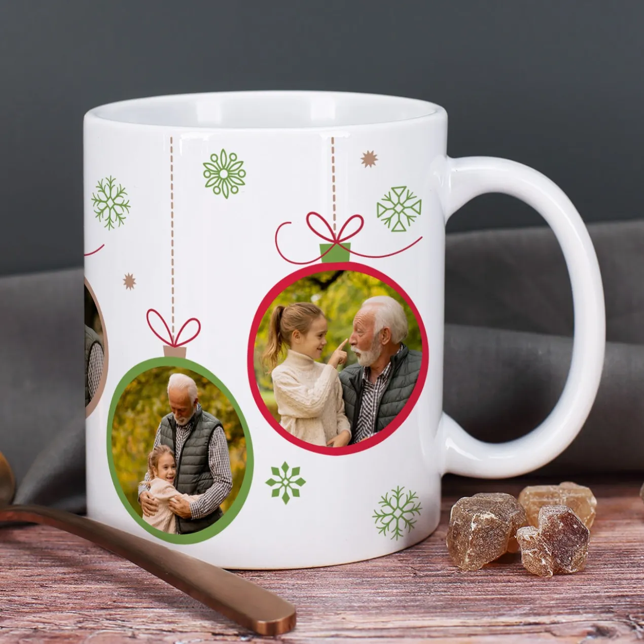 Fototasse mit Weihnachtskugel-Motiv in verschiedenen Farben