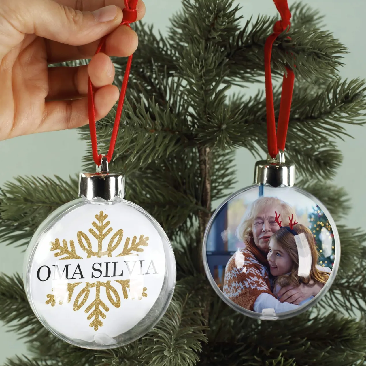 Foto-Weihnachtskugel mit Schneeflockenmotiv und Wunschtext