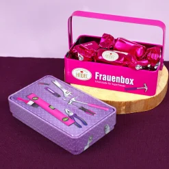 Frauenbox mit Schokolade im Werkzeugkasten