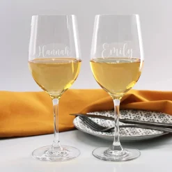 Freunde sind ein Geschenk - Wein Geschenkset mit gravierter Weinflasche und zwei Weingläsern