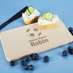 Frühstücksbrettchen mit Fußball, Name und Wunschtext graviert
