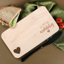 Frühstücksbrettchen mit Herzmotiv 'Du bist mir wichtelig' aus Erlenholz | Weihnachtsgeschenk