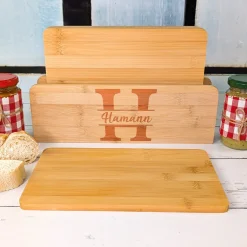 Frühstücksbrettchen-Set aus Bambus mit Ständer | Personalisiert mit Initiale und Name