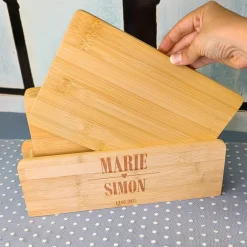 Frühstücksbrettchen-Set zur Hochzeit aus Bambus mit Ständer | Personalisiert mit Namen und Datum