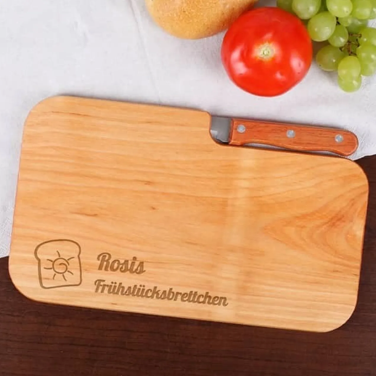 Frühstücksbrett mit graviertem Vornamen und Messer