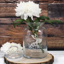 Frohe Ostern - gravierte Glasdose mit Osterhasenmotiv, Frühlingsblumen und Ihrem Wunschnamen
